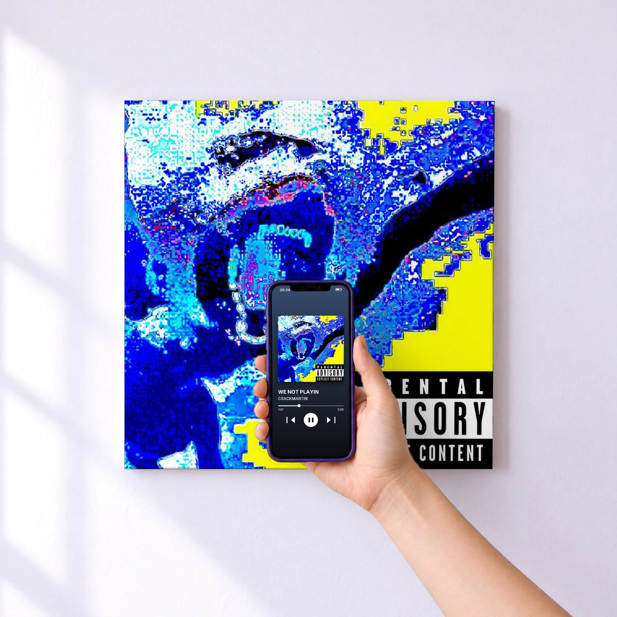 Affiche connectée WE NOT PLAYIN de CRACKMARTIN au mur : l'album se lance en approchant le téléphone