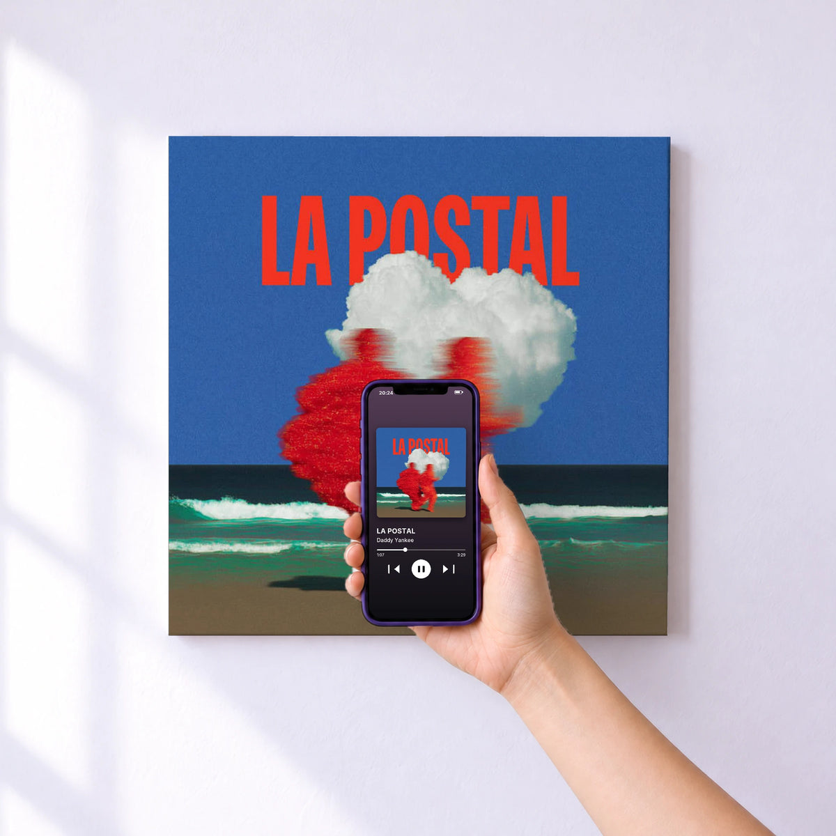 Affiche connectée LA POSTAL de Daddy Yankee au mur : l'album se lance en approchant le téléphone