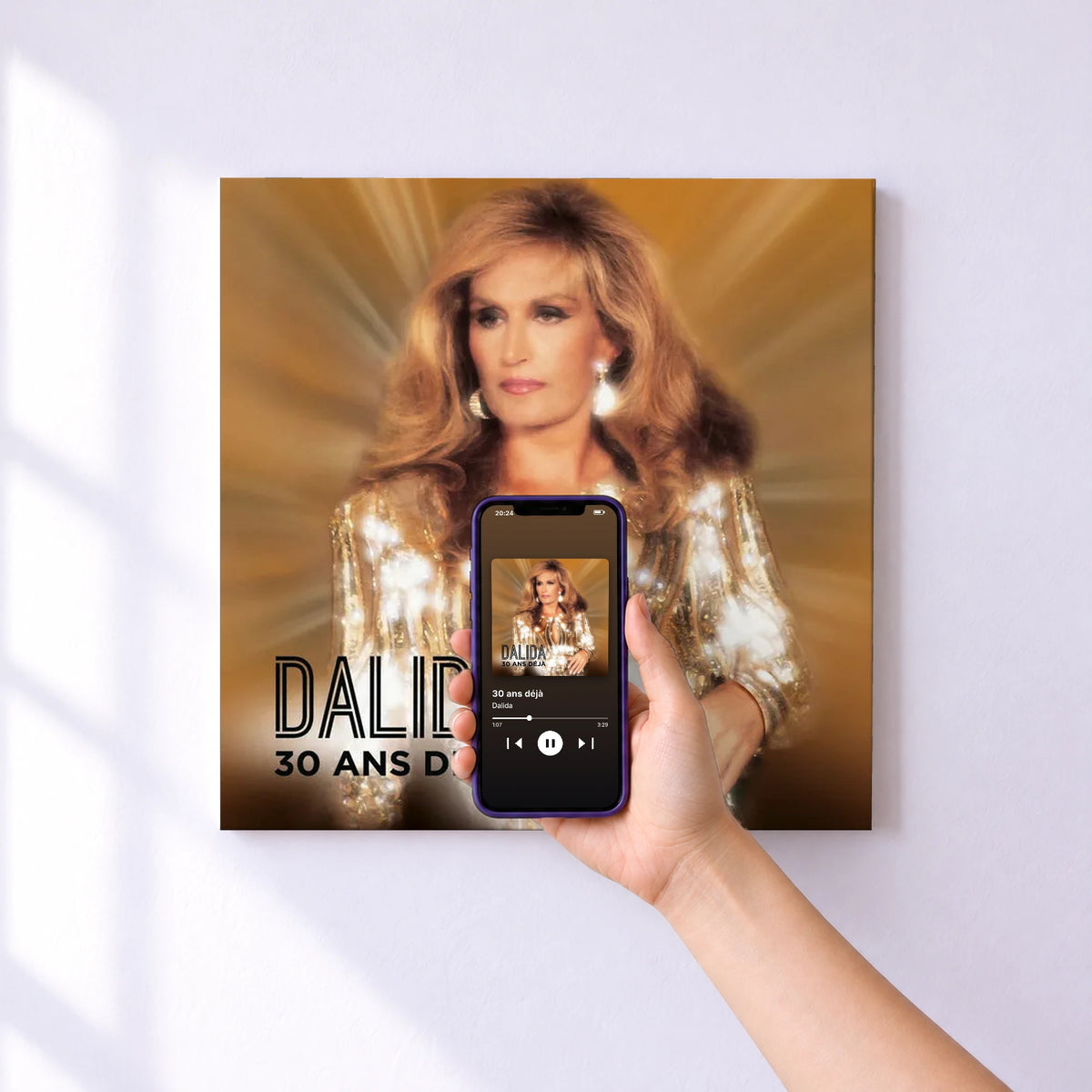 Affiche connectée 30 ans déjà de Dalida au mur : l'album se lance en approchant le téléphone