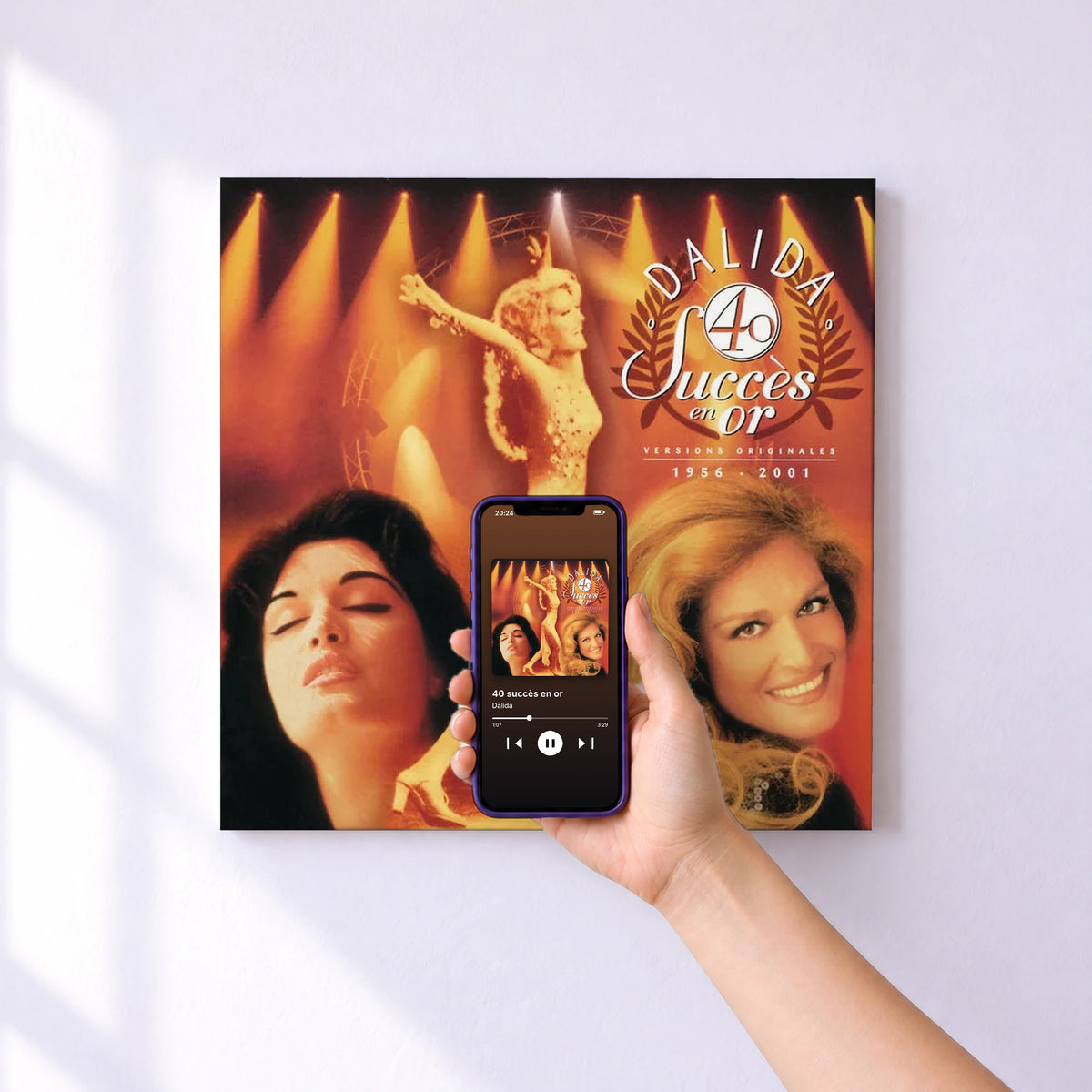 Affiche connectée 40 succès en or de Dalida au mur : l'album se lance en approchant le téléphone