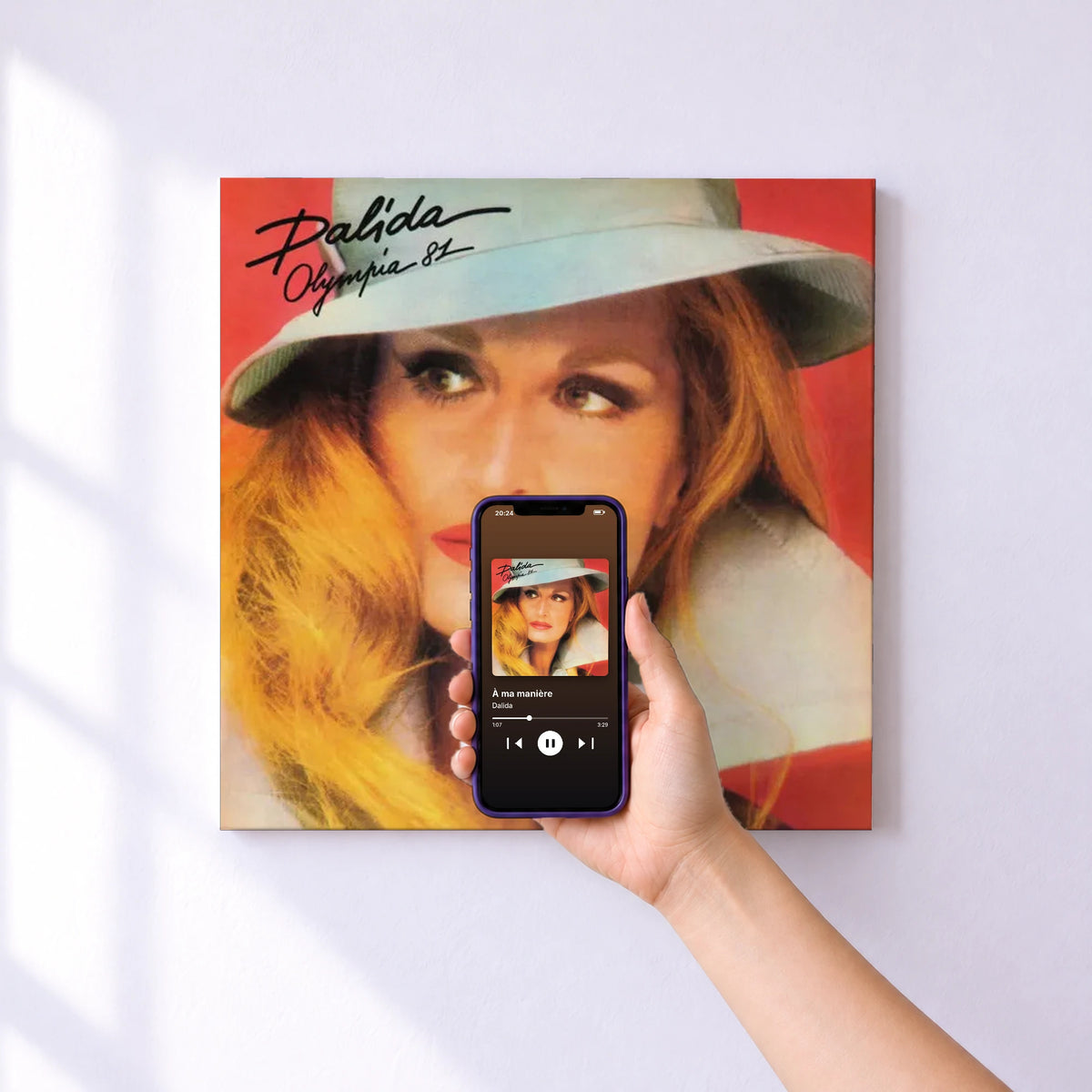Affiche connectée À ma manière de Dalida au mur : l'album se lance en approchant le téléphone