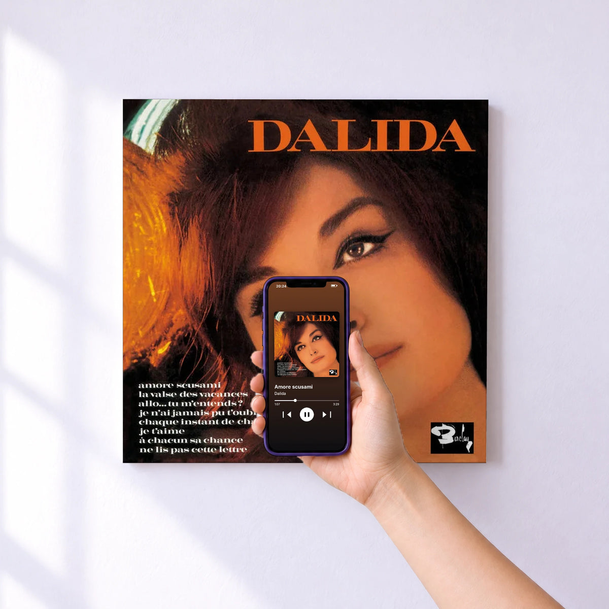 Affiche connectée Amore scusami de Dalida au mur : l'album se lance en approchant le téléphone