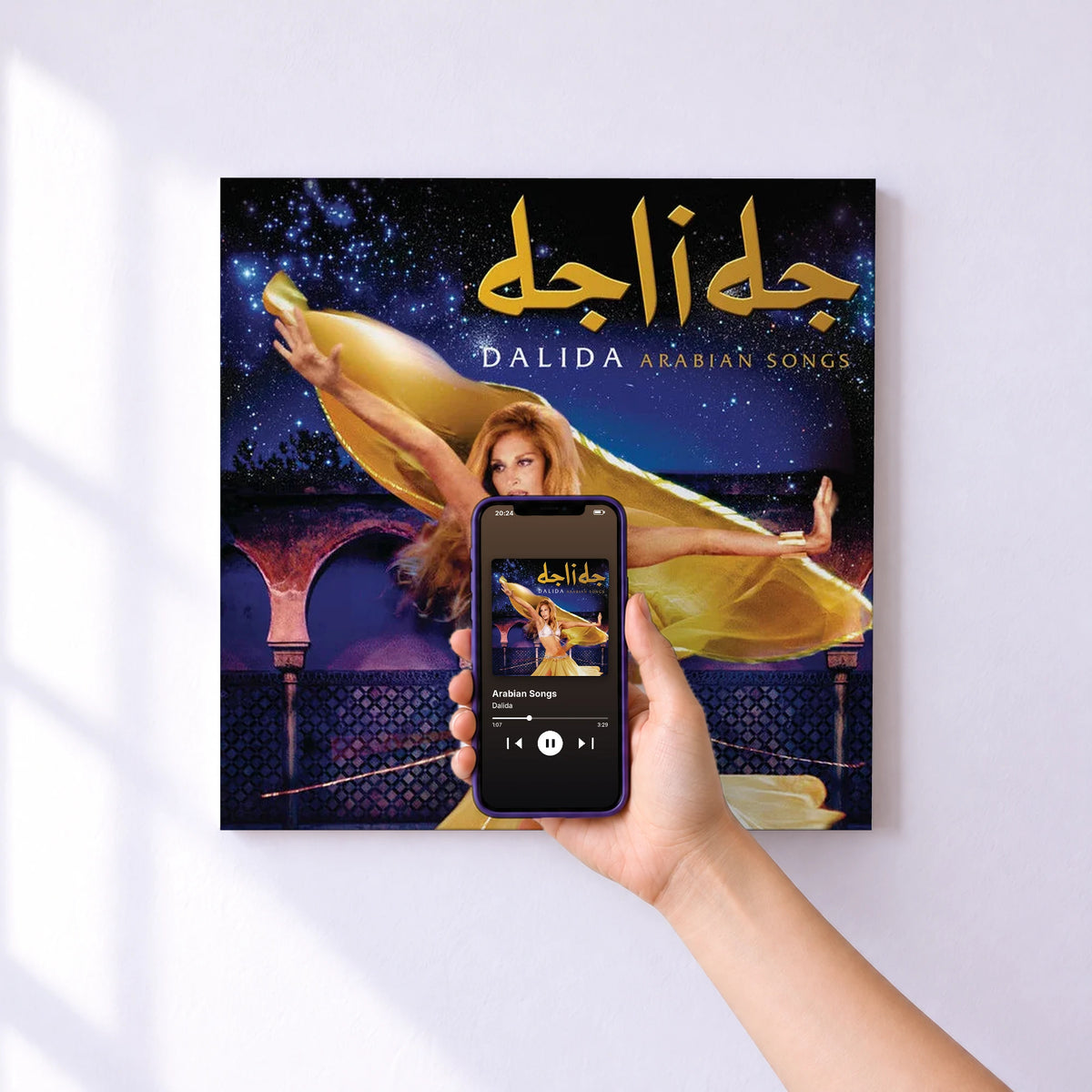 Affiche connectée Arabian Songs de Dalida au mur : l'album se lance en approchant le téléphone