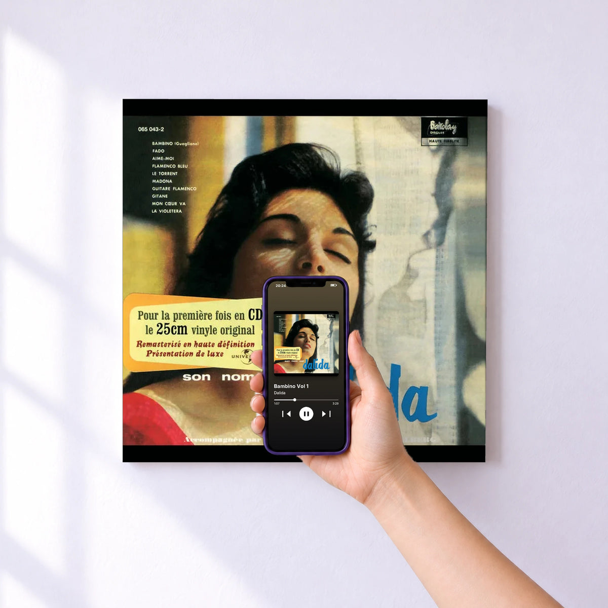Affiche connectée Bambino Vol 1 de Dalida au mur : l'album se lance en approchant le téléphone