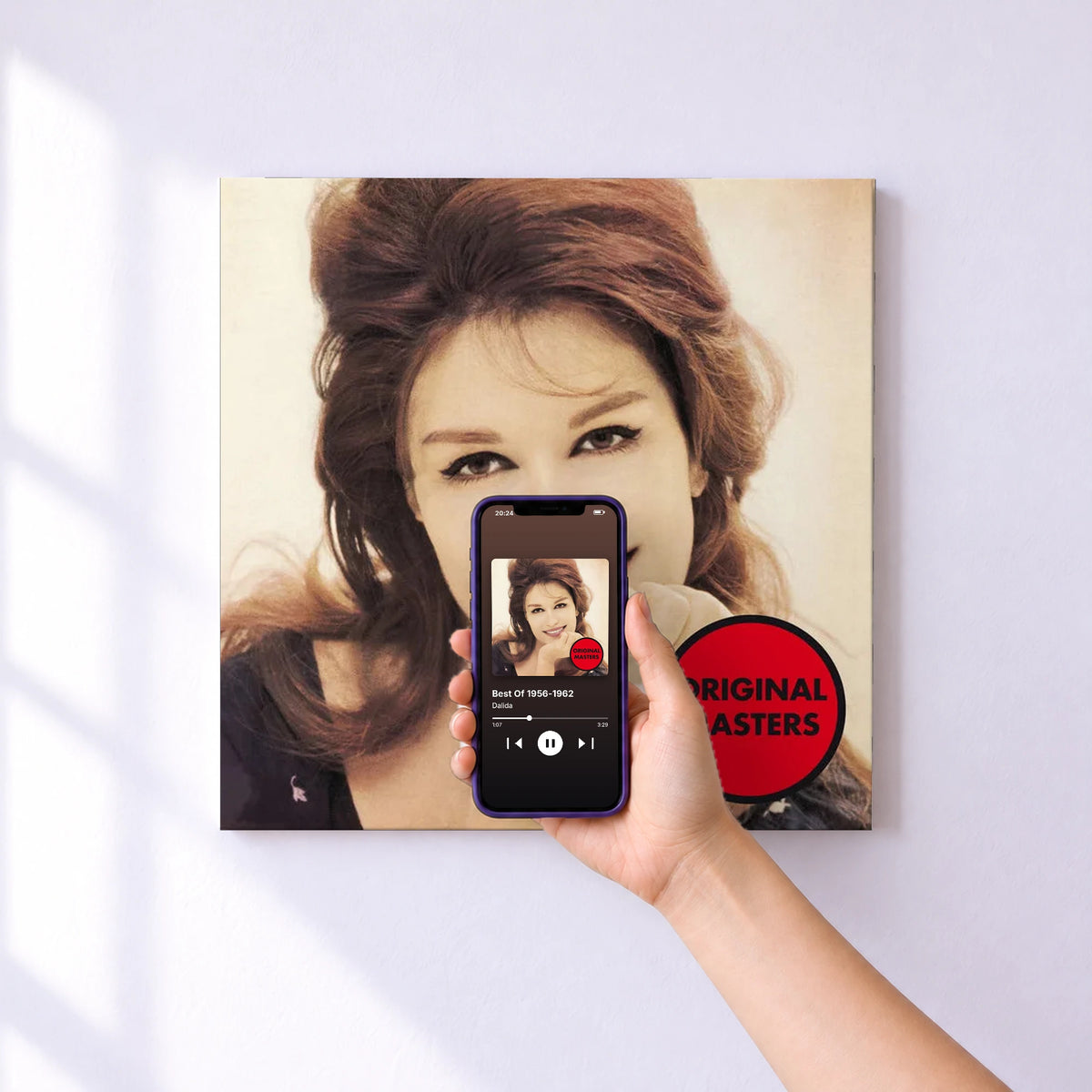 Affiche connectée Best Of 1956-1962 de Dalida au mur : l'album se lance en approchant le téléphone