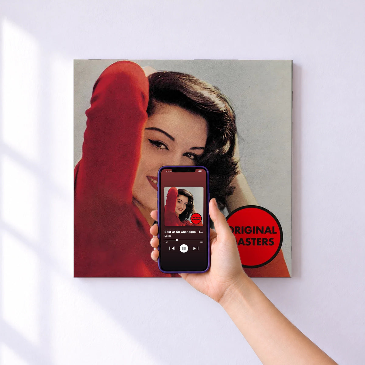 Affiche connectée Best Of 50 Chansons - 1956-1962 de Dalida au mur : l'album se lance en approchant le téléphone