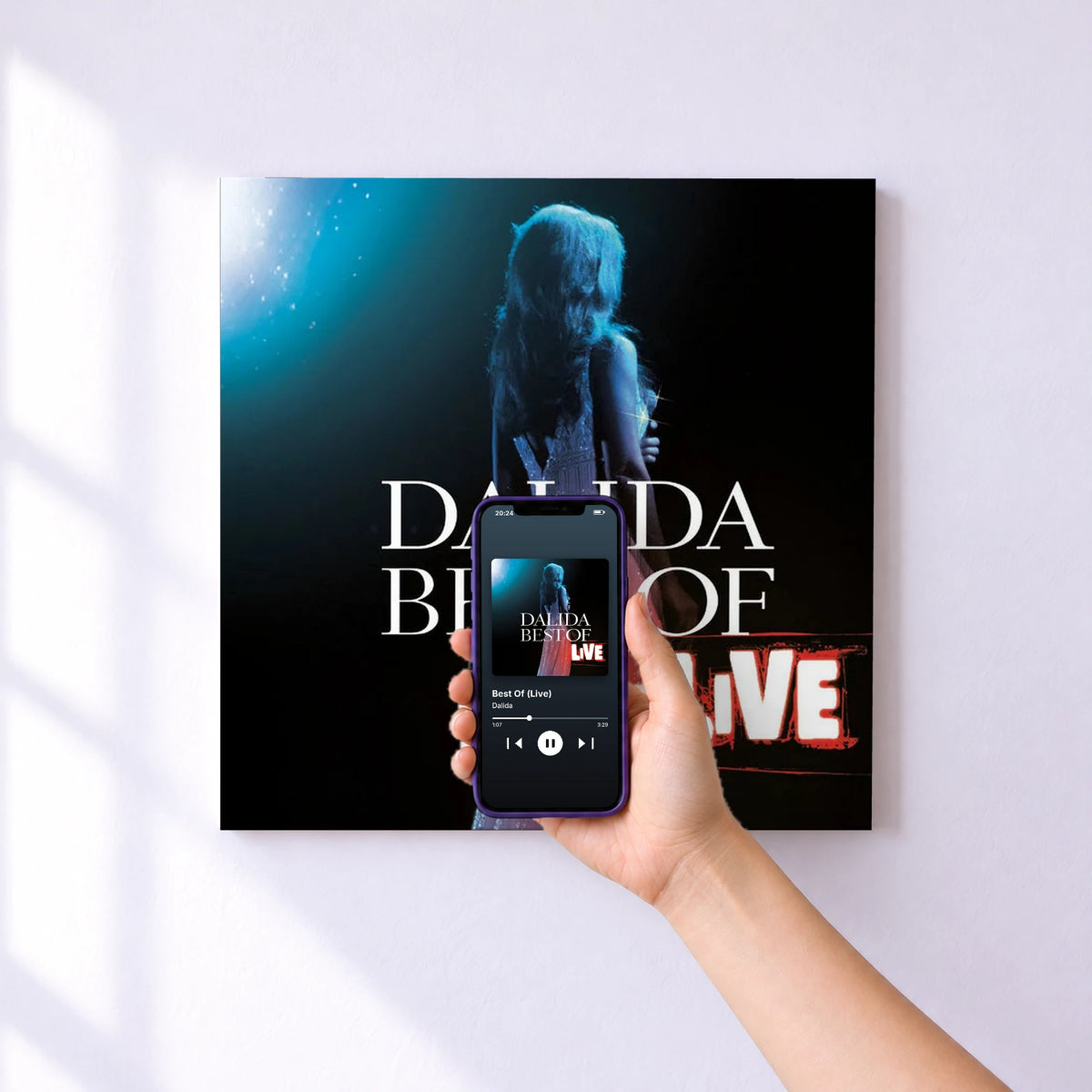 Affiche connectée Best Of (Live) de Dalida au mur : l'album se lance en approchant le téléphone