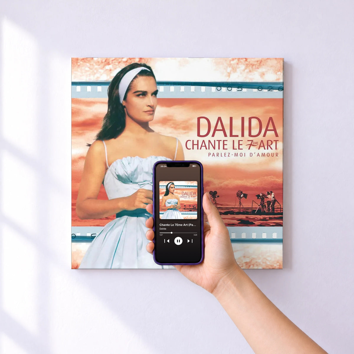 Affiche connectée Chante Le 7Eme Art (Parlez-Moi D'Amour) de Dalida au mur : l'album se lance en approchant le téléphone