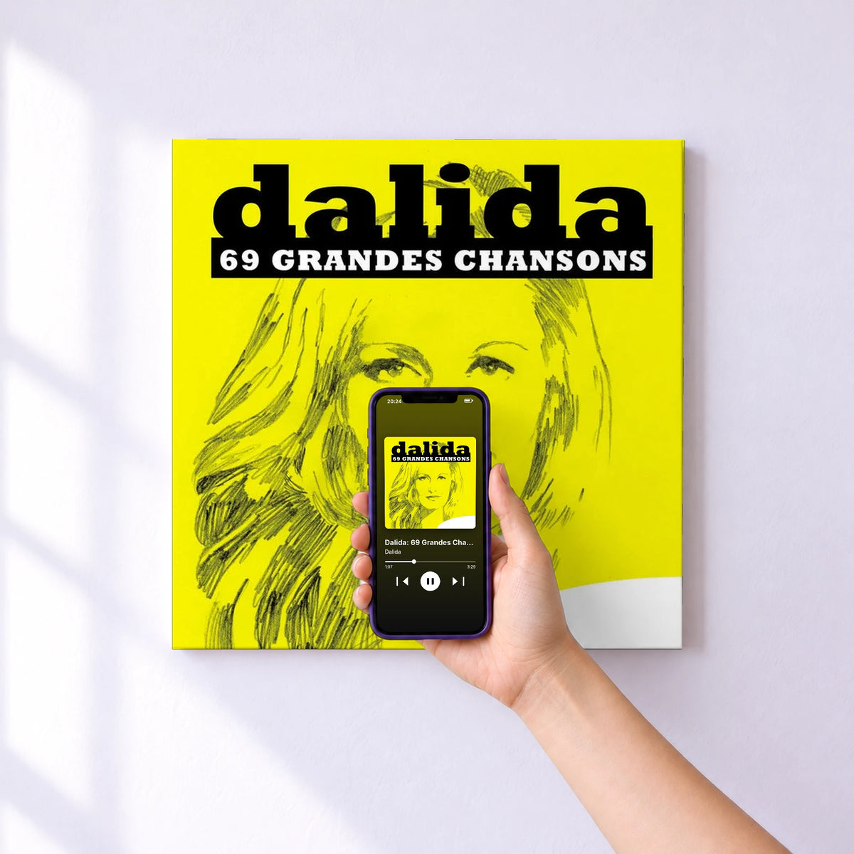Affiche connectée Dalida: 69 Grandes Chansons de Dalida au mur : l'album se lance en approchant le téléphone