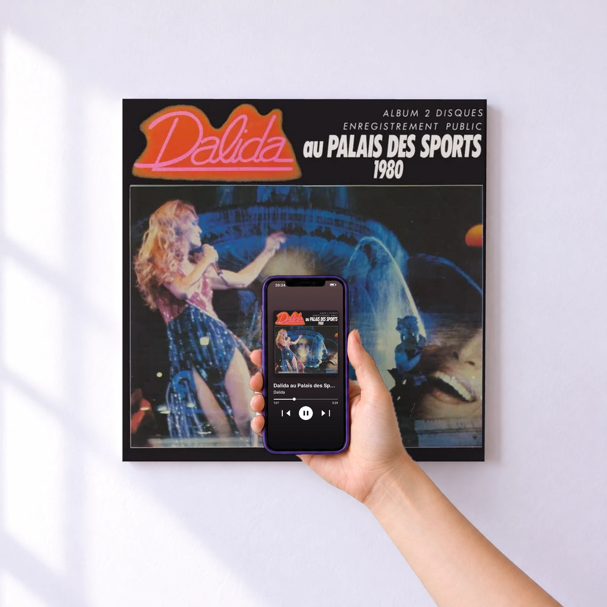 Affiche connectée Dalida au Palais des Sports 1980 (Live / 1980) de Dalida au mur : l'album se lance en approchant le téléphone