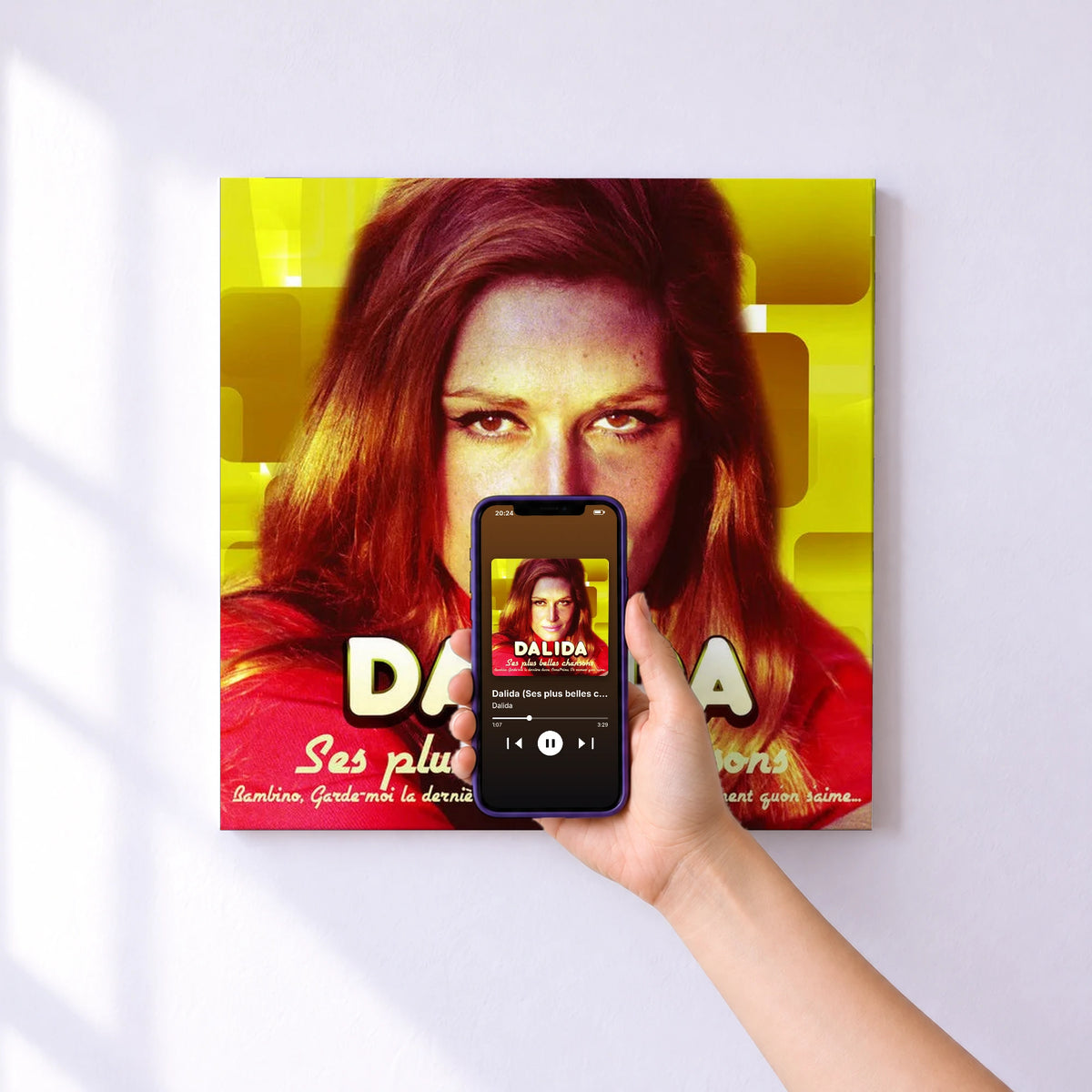 Affiche connectée Dalida (Ses plus belles chansons) de Dalida au mur : l'album se lance en approchant le téléphone