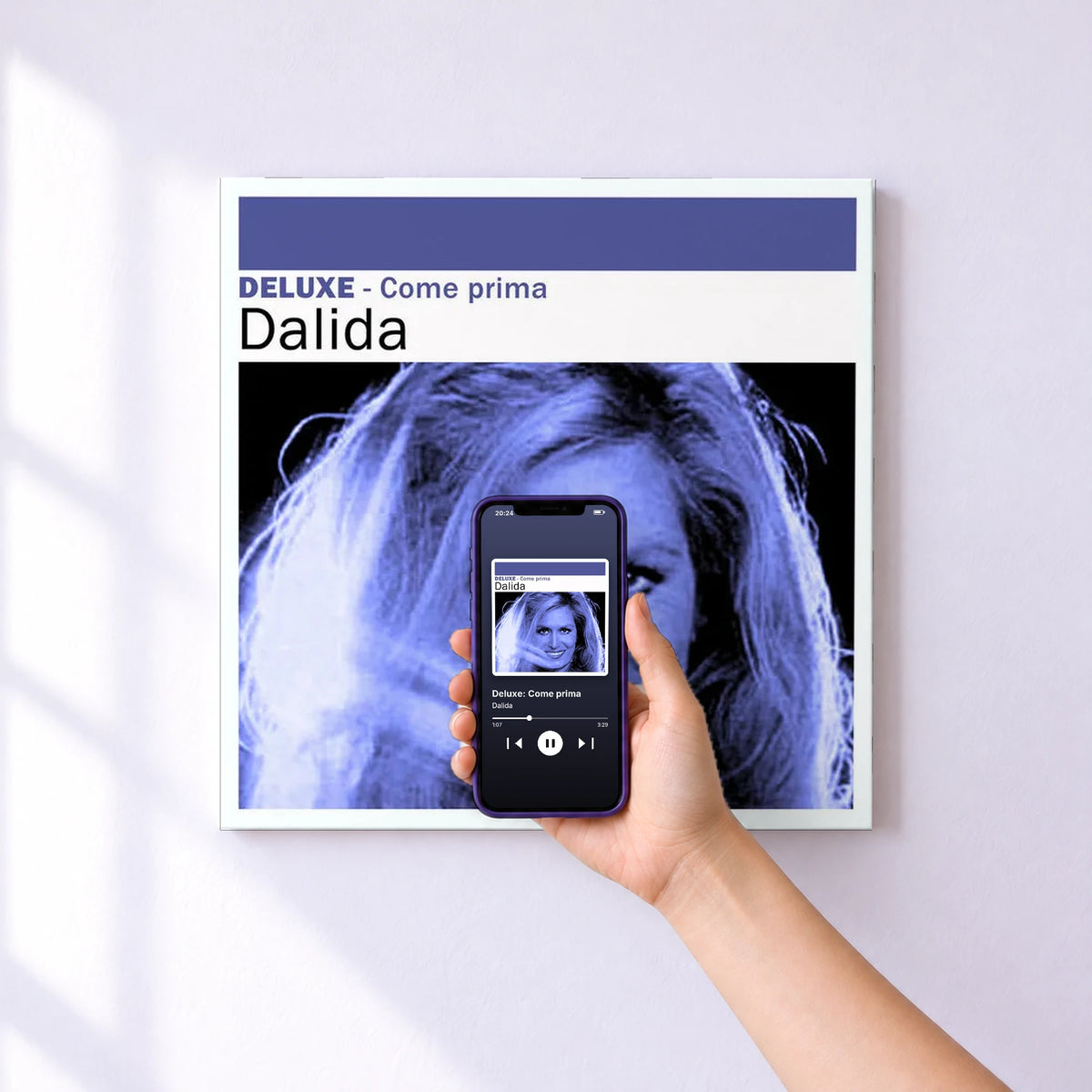 Affiche connectée Deluxe: Come prima de Dalida au mur : l'album se lance en approchant le téléphone