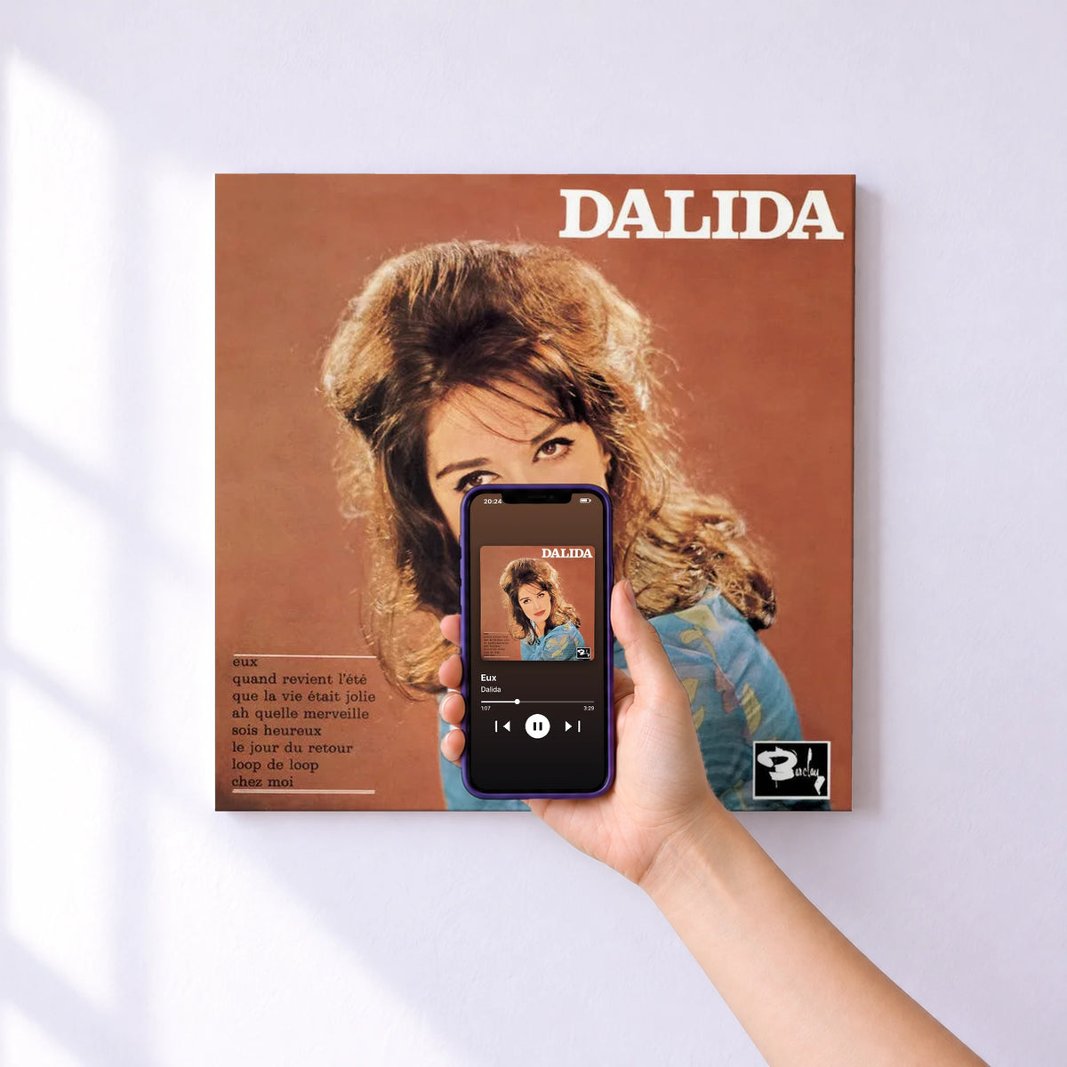 Affiche connectée Eux de Dalida au mur : l'album se lance en approchant le téléphone