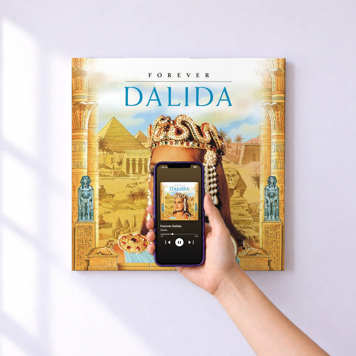 Affiche connectée Forever Dalida de Dalida au mur : l'album se lance en approchant le téléphone