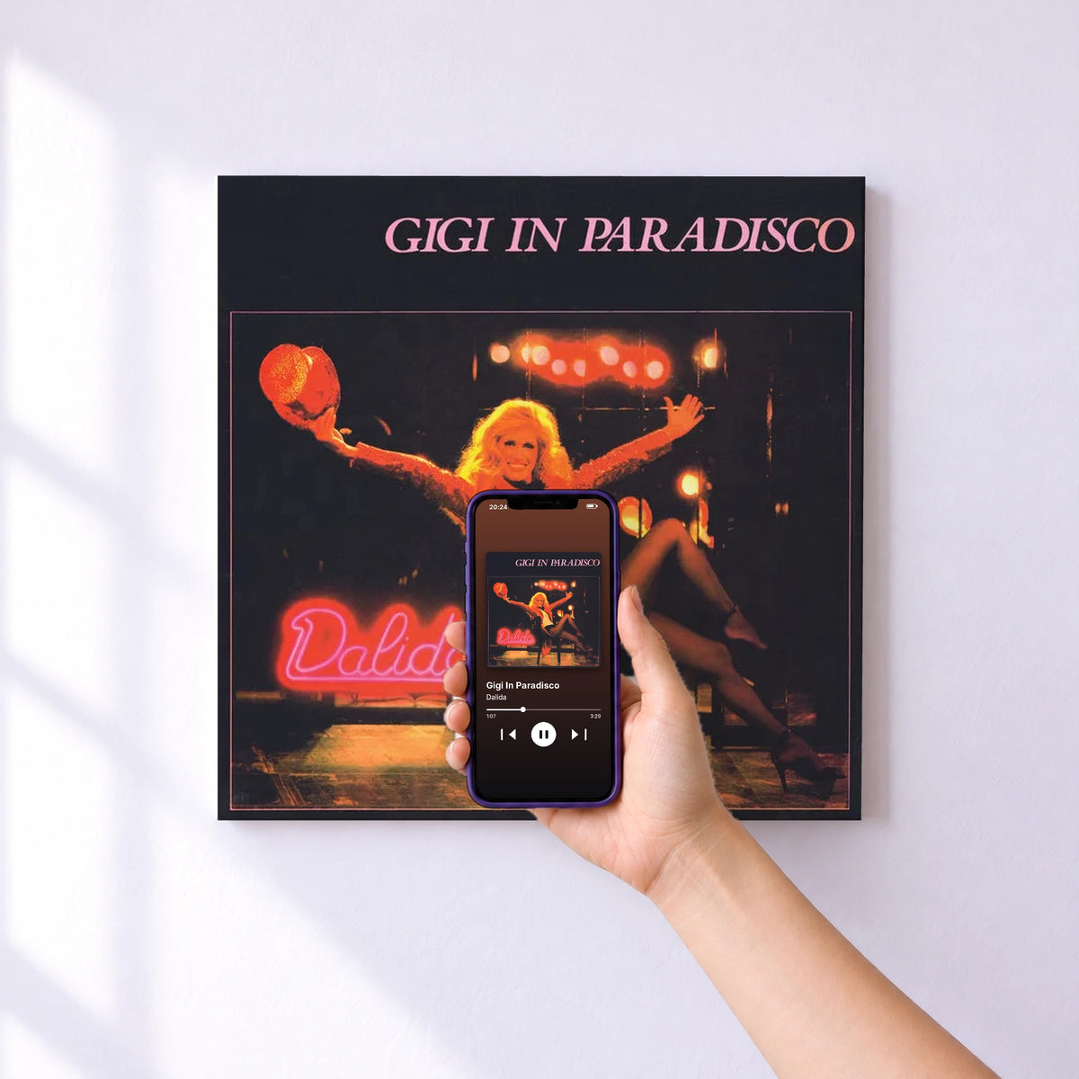 Affiche connectée Gigi In Paradisco de Dalida au mur : l'album se lance en approchant le téléphone