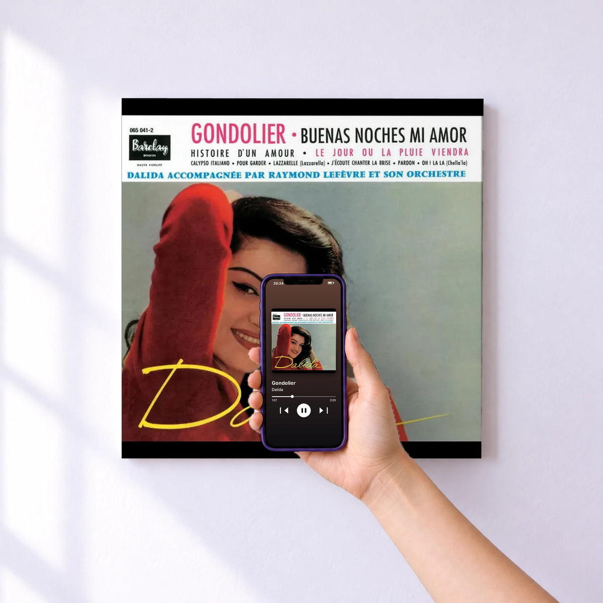 Affiche connectée Gondolier de Dalida au mur : l'album se lance en approchant le téléphone
