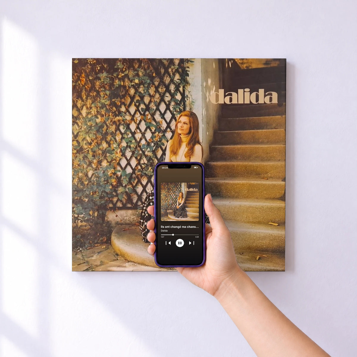 Affiche connectée Ils ont changé ma chanson de Dalida au mur : l'album se lance en approchant le téléphone