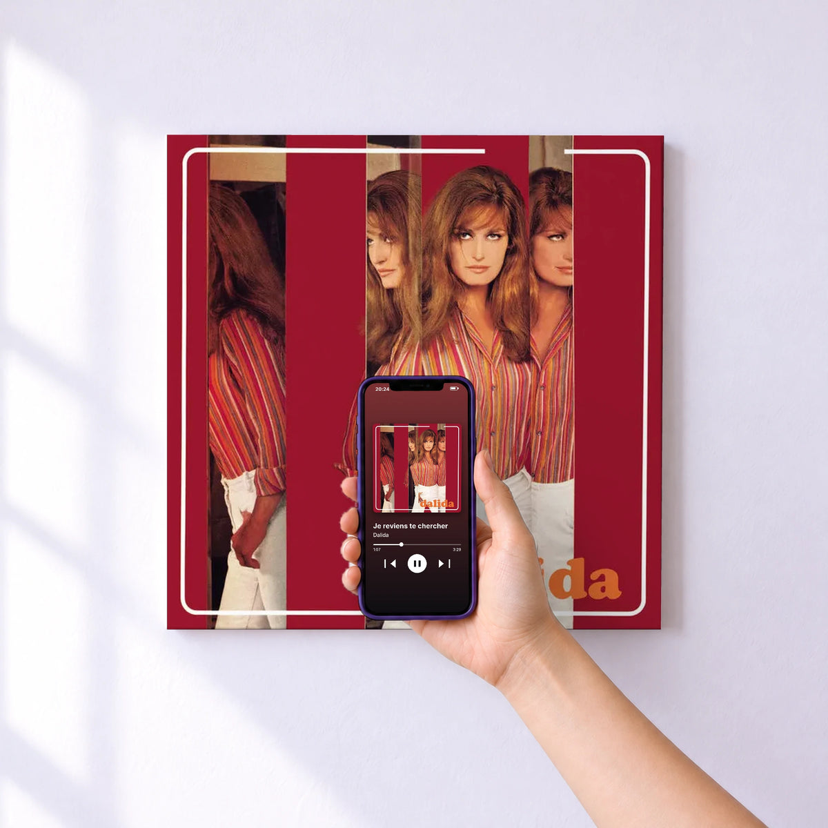 Affiche connectée Je reviens te chercher de Dalida au mur : l'album se lance en approchant le téléphone