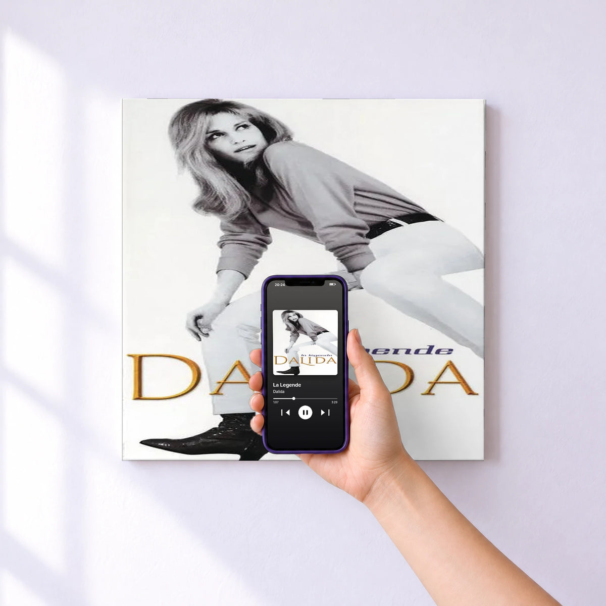 Affiche connectée La Legende de Dalida au mur : l'album se lance en approchant le téléphone