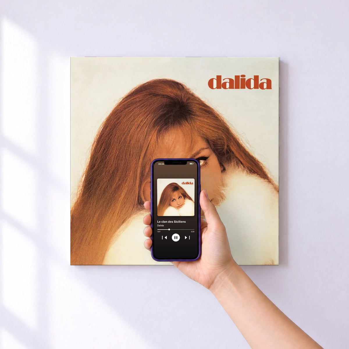 Affiche connectée Le clan des Siciliens de Dalida au mur : l'album se lance en approchant le téléphone