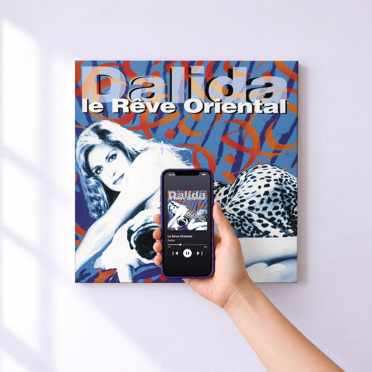 Affiche connectée Le Reve Oriental de Dalida au mur : l'album se lance en approchant le téléphone