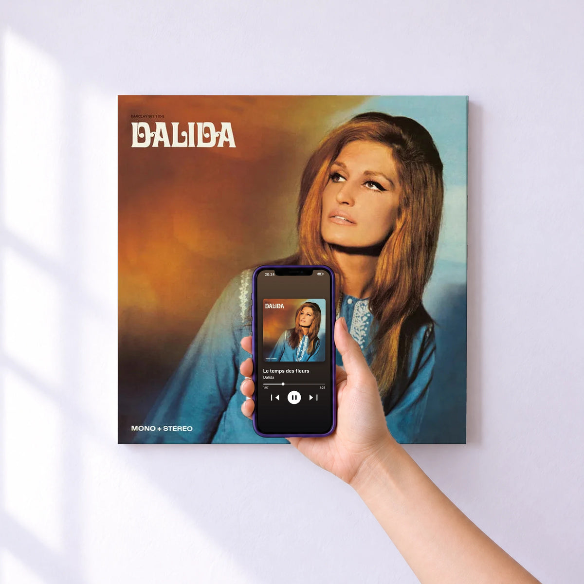 Affiche connectée Le temps des fleurs de Dalida au mur : l'album se lance en approchant le téléphone