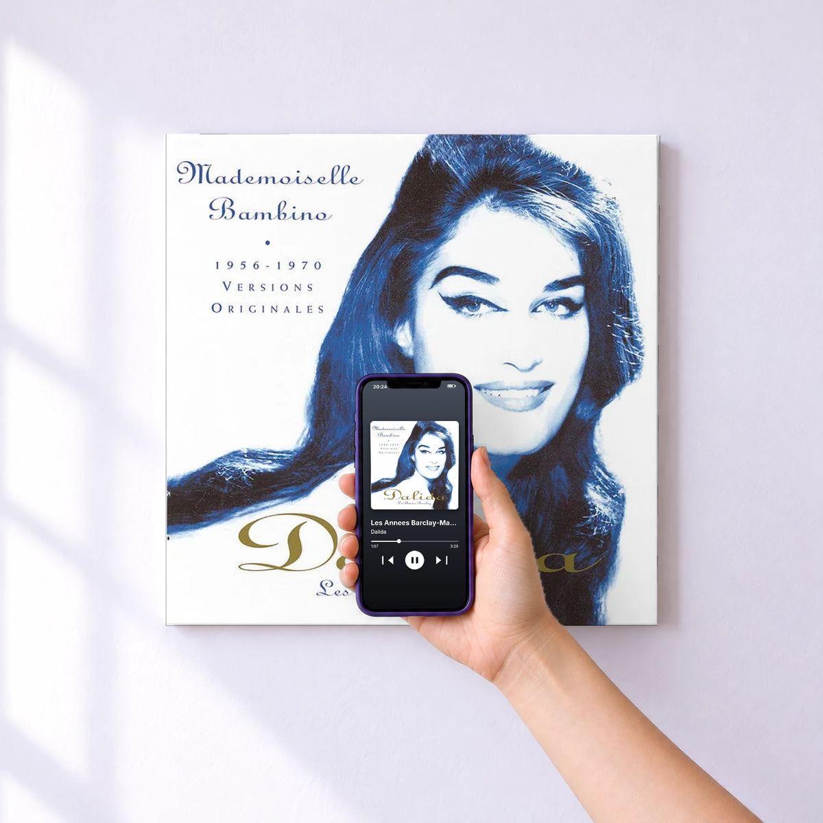 Affiche connectée Les Annees Barclay-Mademoiselle Bambino de Dalida au mur : l'album se lance en approchant le téléphone