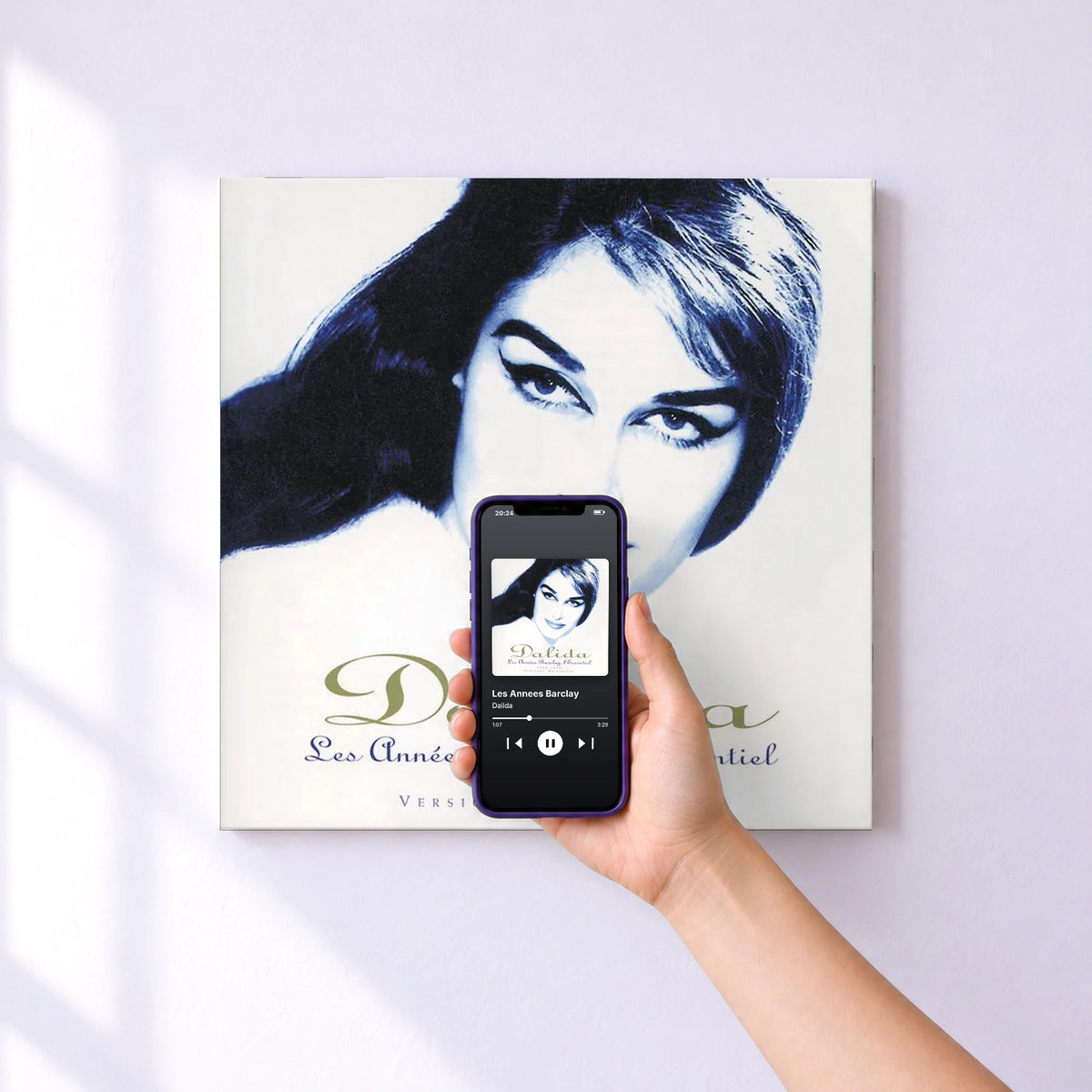 Affiche connectée Les Annees Barclay de Dalida au mur : l'album se lance en approchant le téléphone