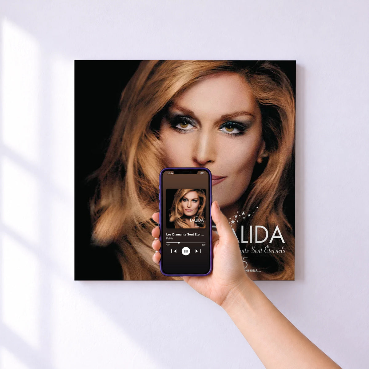 Affiche connectée Les Diamants Sont Eternels - Intégrale 25e Anniversaire de Dalida au mur : l'album se lance en approchant le téléphone