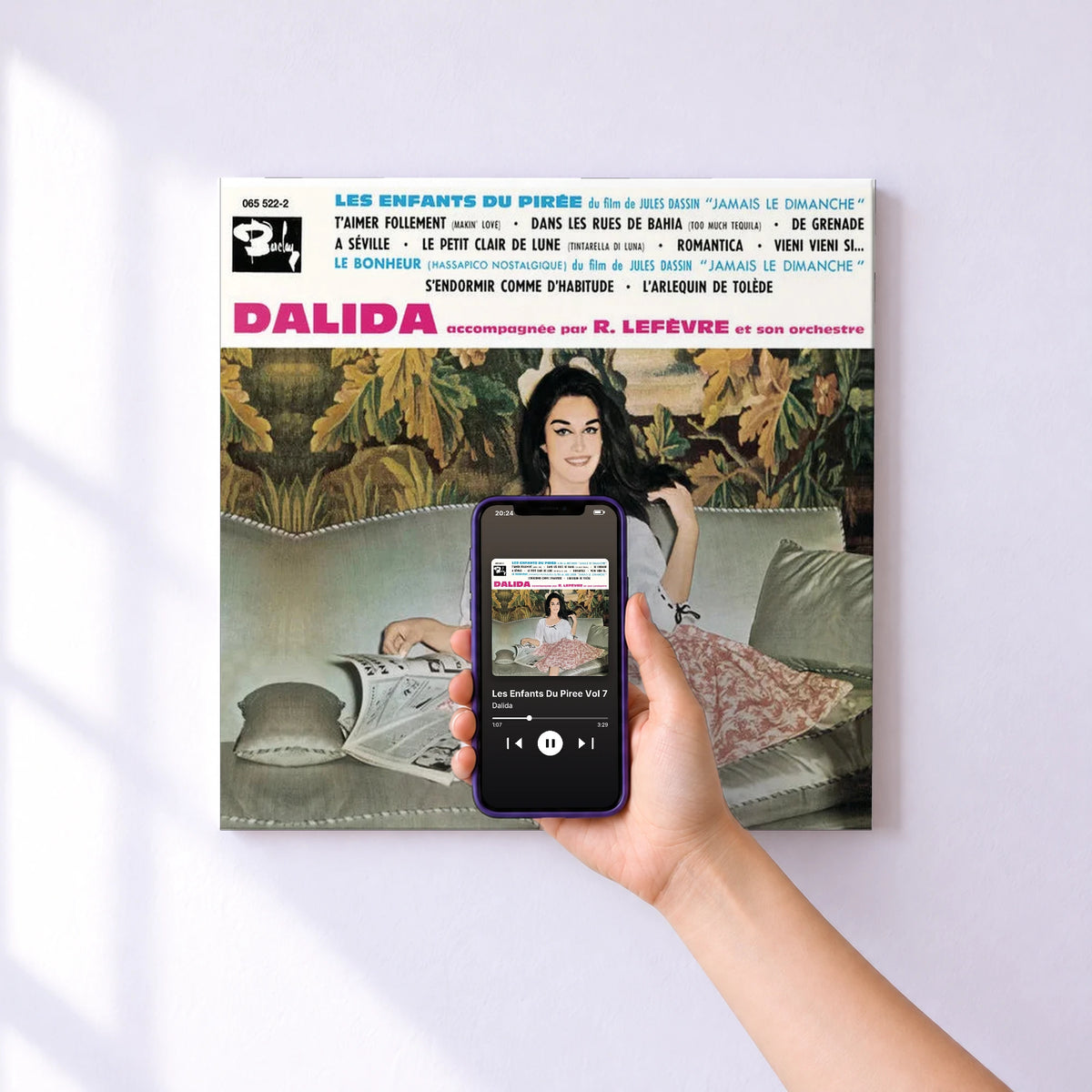 Affiche connectée Les Enfants Du Piree Vol 7 de Dalida au mur : l'album se lance en approchant le téléphone
