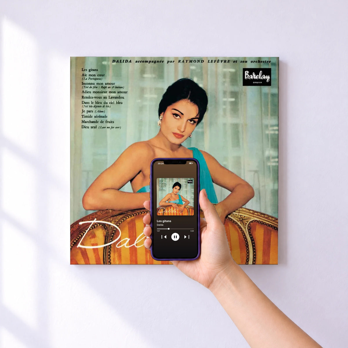 Affiche connectée Les gitans de Dalida au mur : l'album se lance en approchant le téléphone