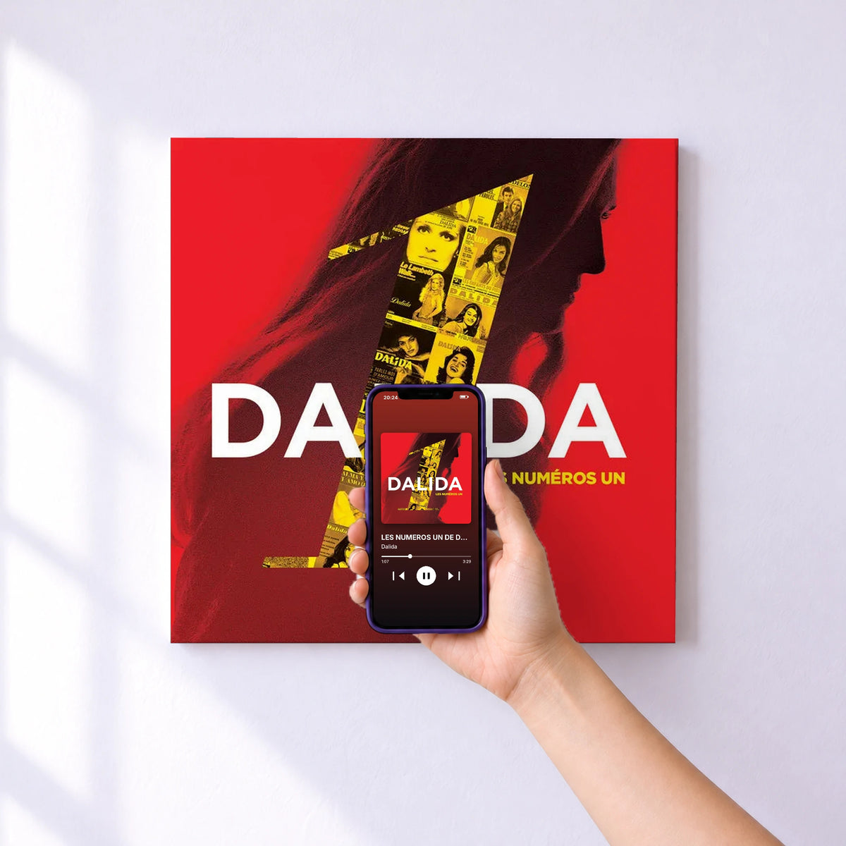 Affiche connectée LES NUMEROS UN DE DALIDA de Dalida au mur : l'album se lance en approchant le téléphone