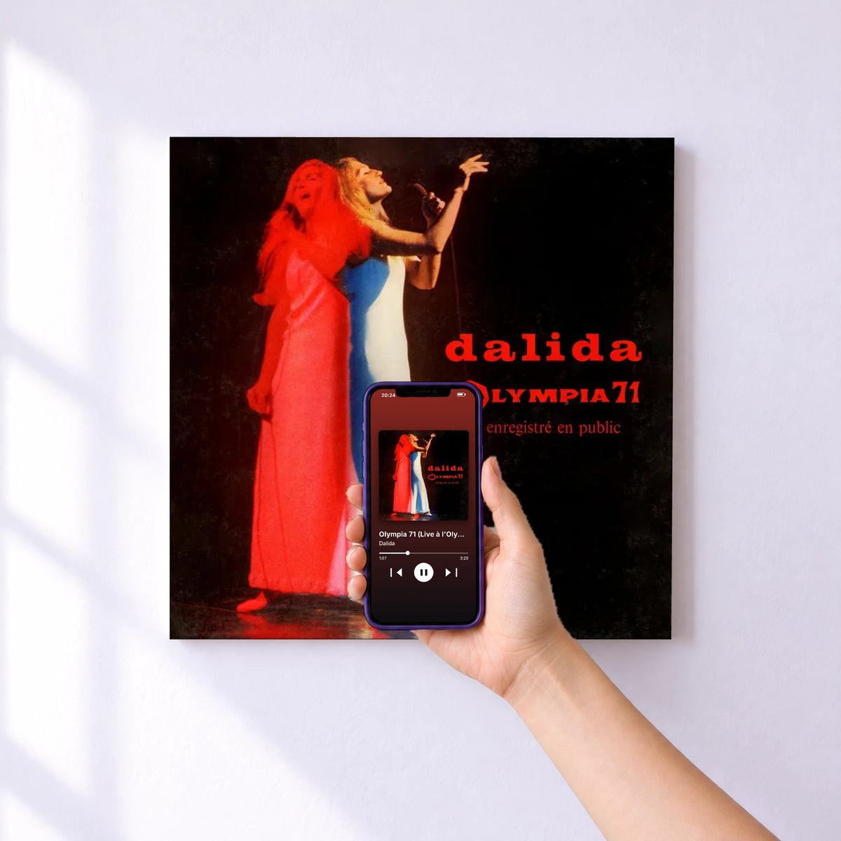 Affiche connectée Olympia 71 (Live à l'Olympia / 1971) de Dalida au mur : l'album se lance en approchant le téléphone
