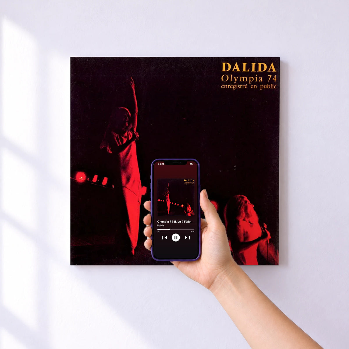 Affiche connectée Olympia 74 (Live à l'Olympia / 1974) de Dalida au mur : l'album se lance en approchant le téléphone