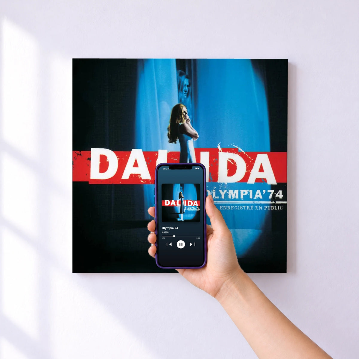 Affiche connectée Olympia 74 de Dalida au mur : l'album se lance en approchant le téléphone