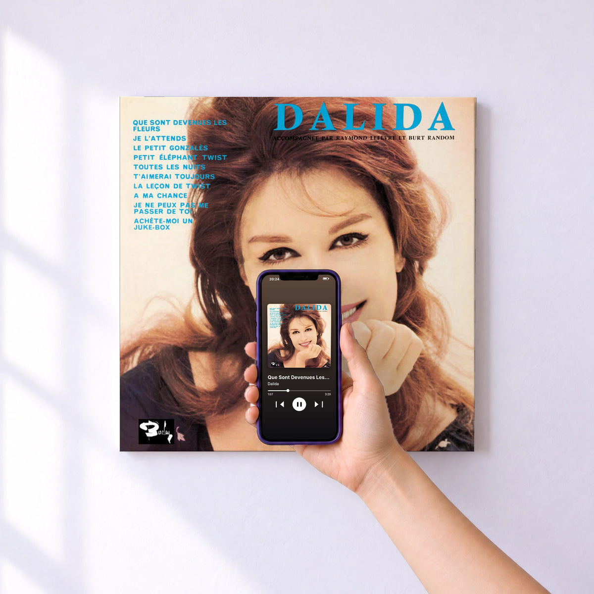 Affiche connectée Que Sont Devenues Les Fleurs / Volume 10 de Dalida au mur : l'album se lance en approchant le téléphone