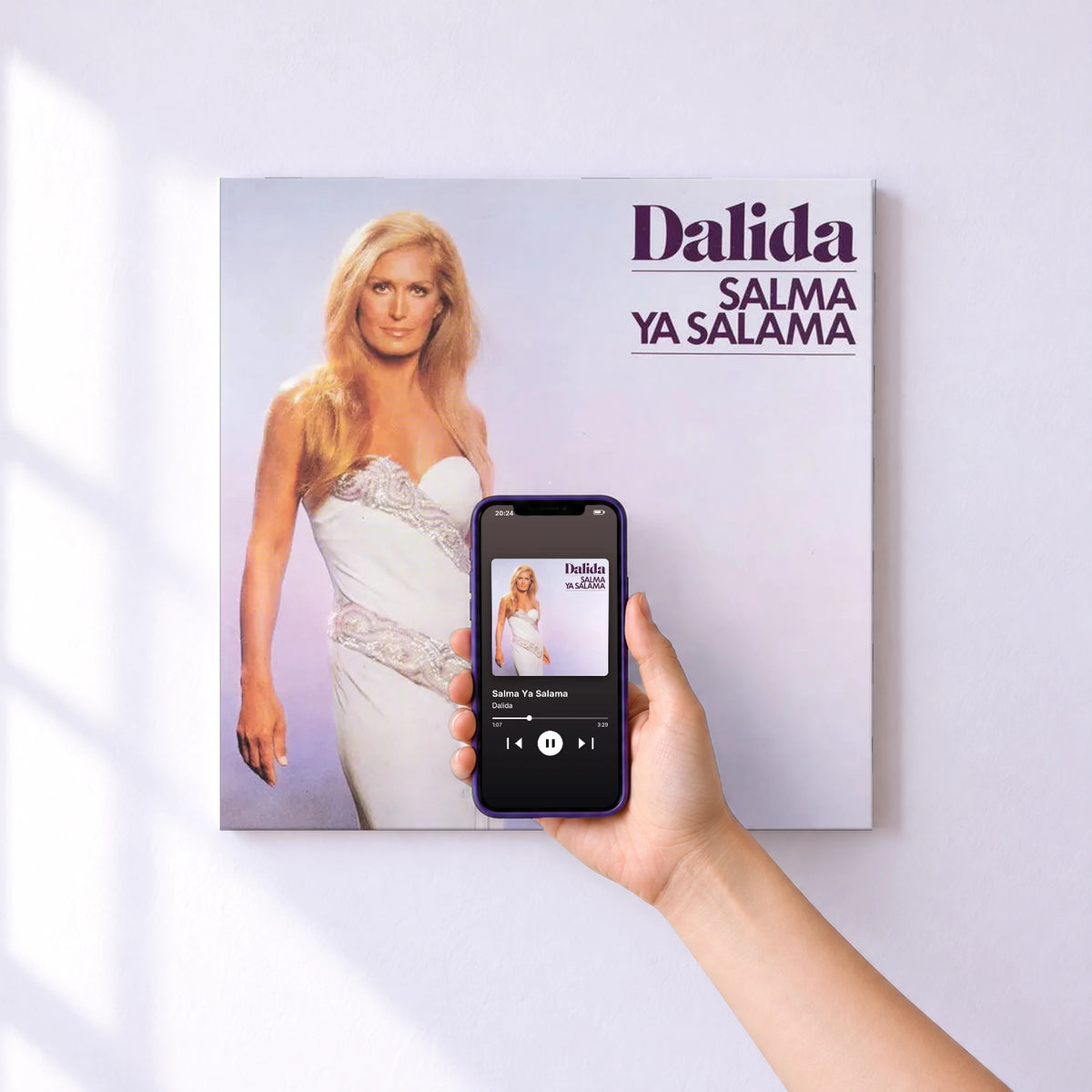 Affiche connectée Salma Ya Salama de Dalida au mur : l'album se lance en approchant le téléphone