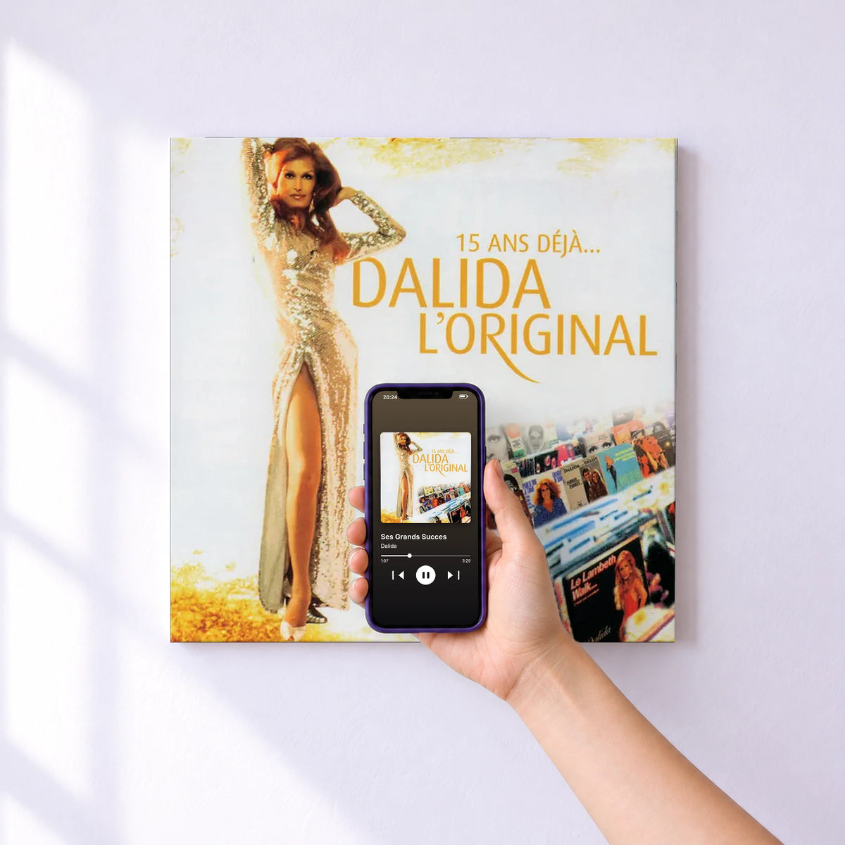 Affiche connectée Ses Grands Succes de Dalida au mur : l'album se lance en approchant le téléphone