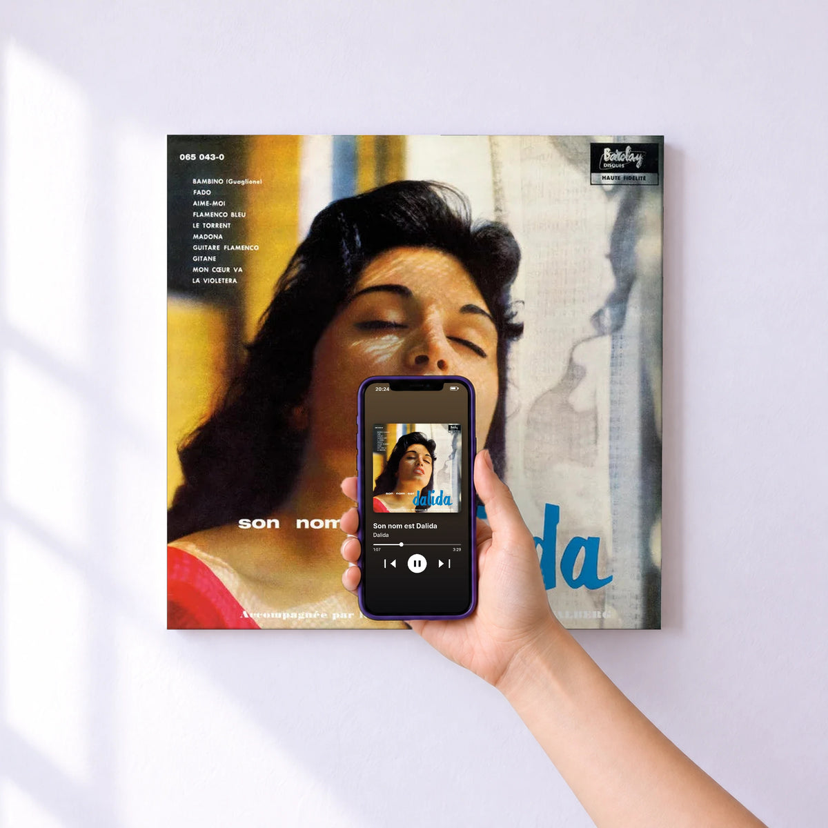 Affiche connectée Son nom est Dalida de Dalida au mur : l'album se lance en approchant le téléphone