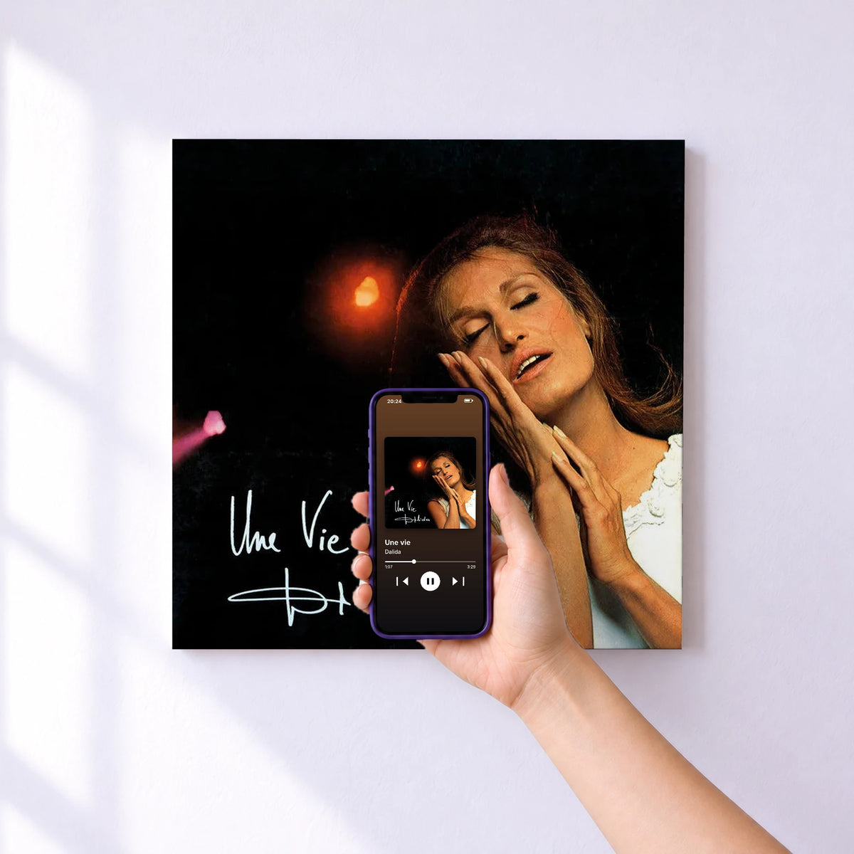 Affiche connectée Une vie de Dalida au mur : l'album se lance en approchant le téléphone