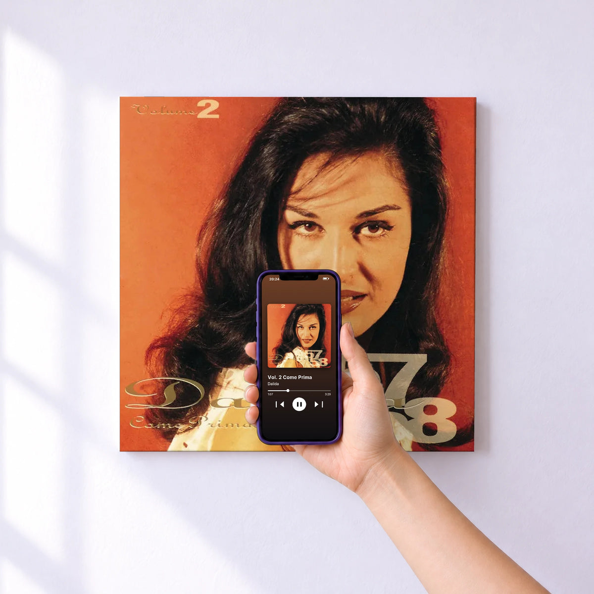 Affiche connectée Vol. 2 Come Prima de Dalida au mur : l'album se lance en approchant le téléphone