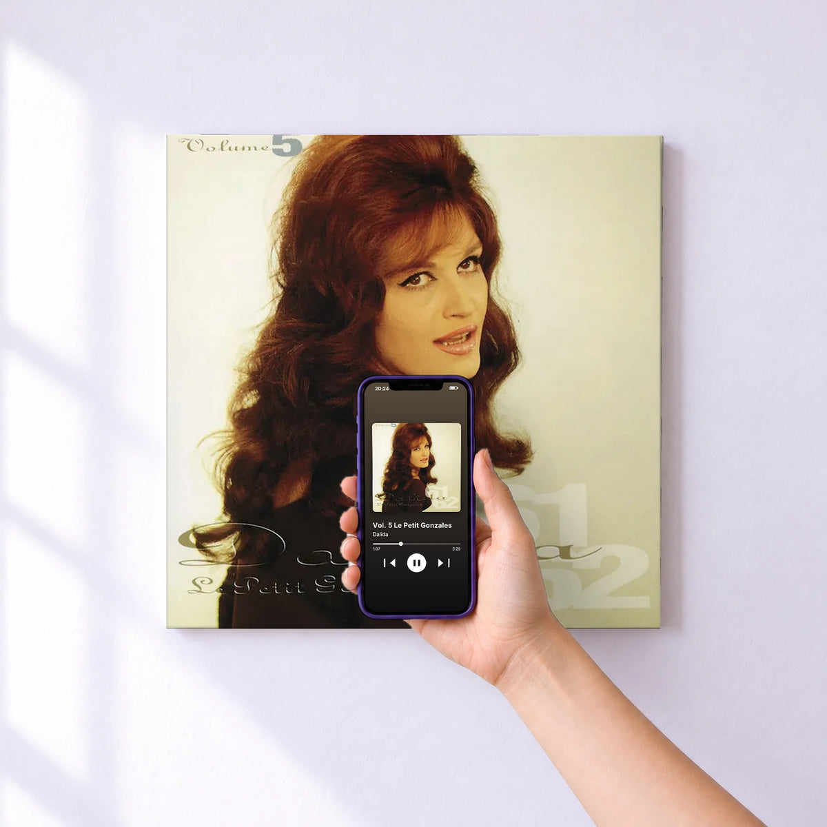 Affiche connectée Vol. 5 Le Petit Gonzales de Dalida au mur : l'album se lance en approchant le téléphone