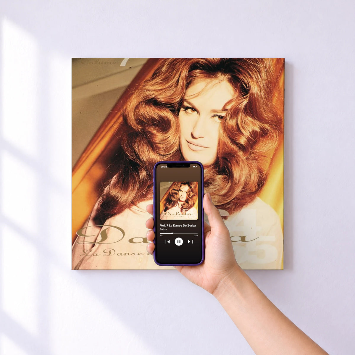Affiche connectée Vol. 7 La Danse De Zorba de Dalida au mur : l'album se lance en approchant le téléphone