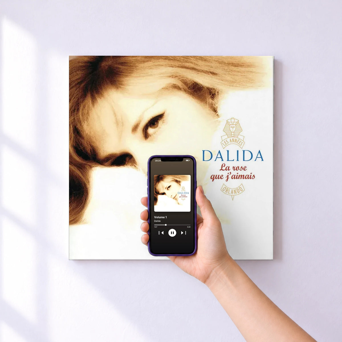 Affiche connectée Volume 1 de Dalida au mur : l'album se lance en approchant le téléphone