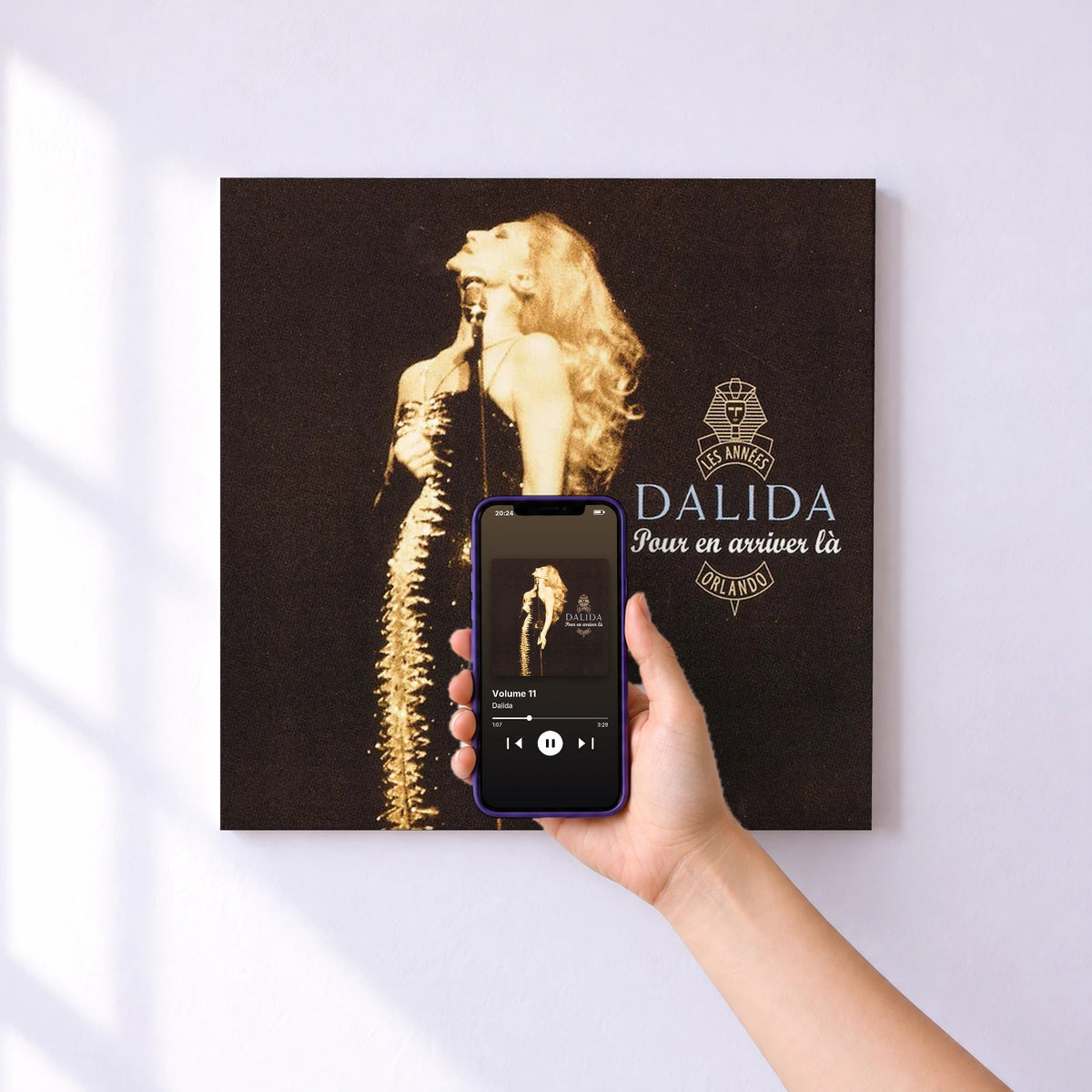 Affiche connectée Volume 11 de Dalida au mur : l'album se lance en approchant le téléphone