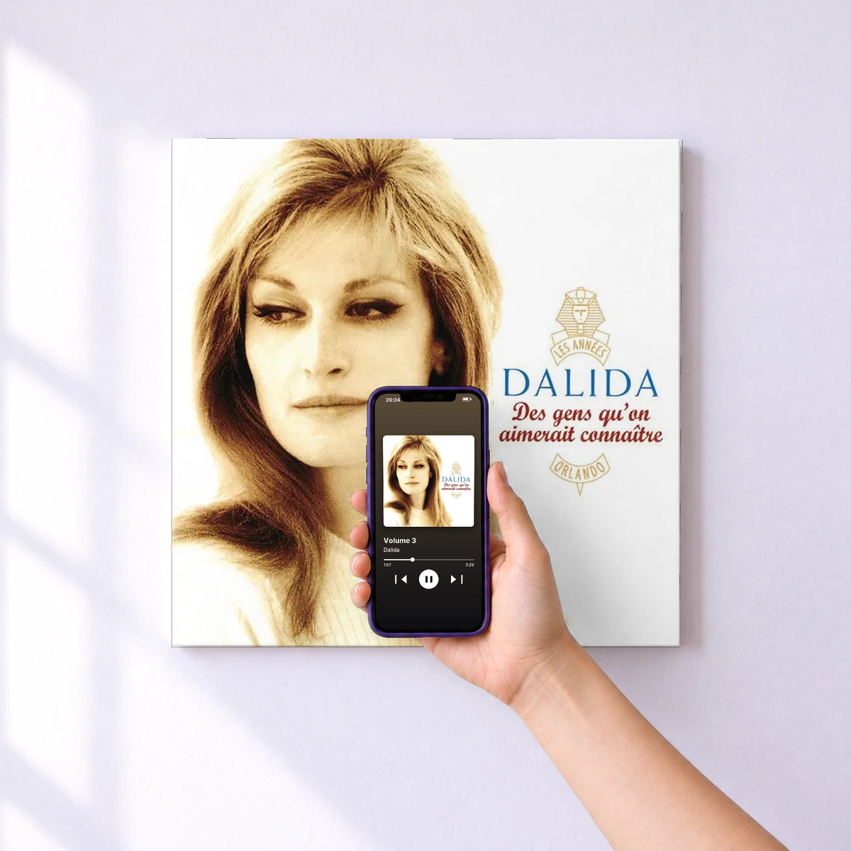 Affiche connectée Volume 3 de Dalida au mur : l'album se lance en approchant le téléphone