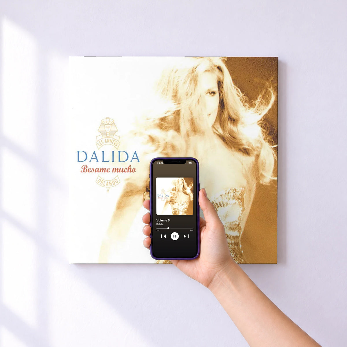 Affiche connectée Volume 5 de Dalida au mur : l'album se lance en approchant le téléphone