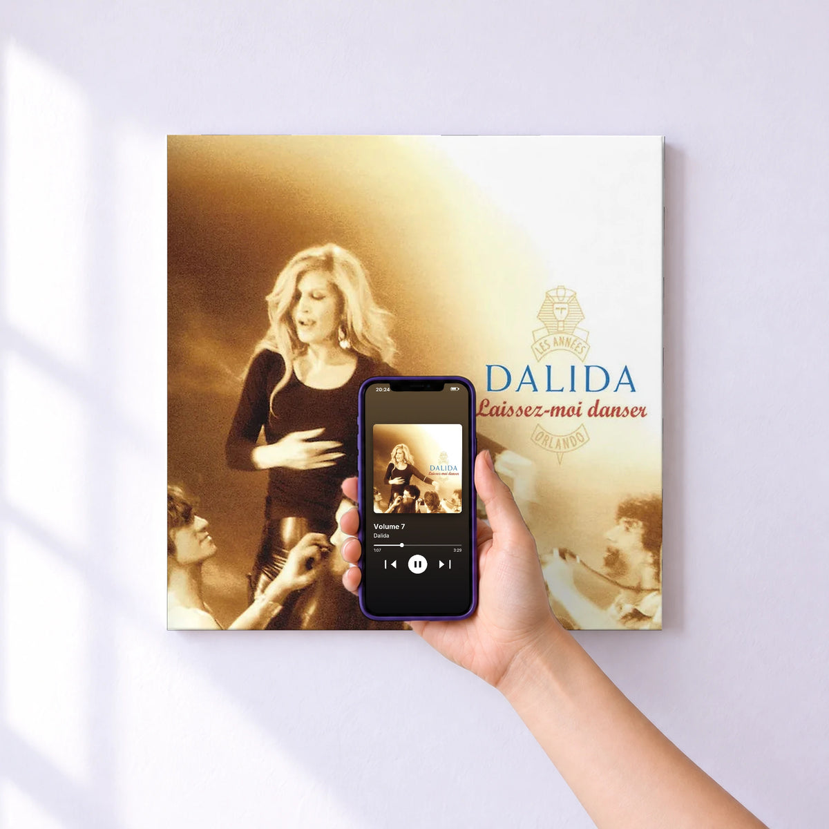 Affiche connectée Volume 7 de Dalida au mur : l'album se lance en approchant le téléphone