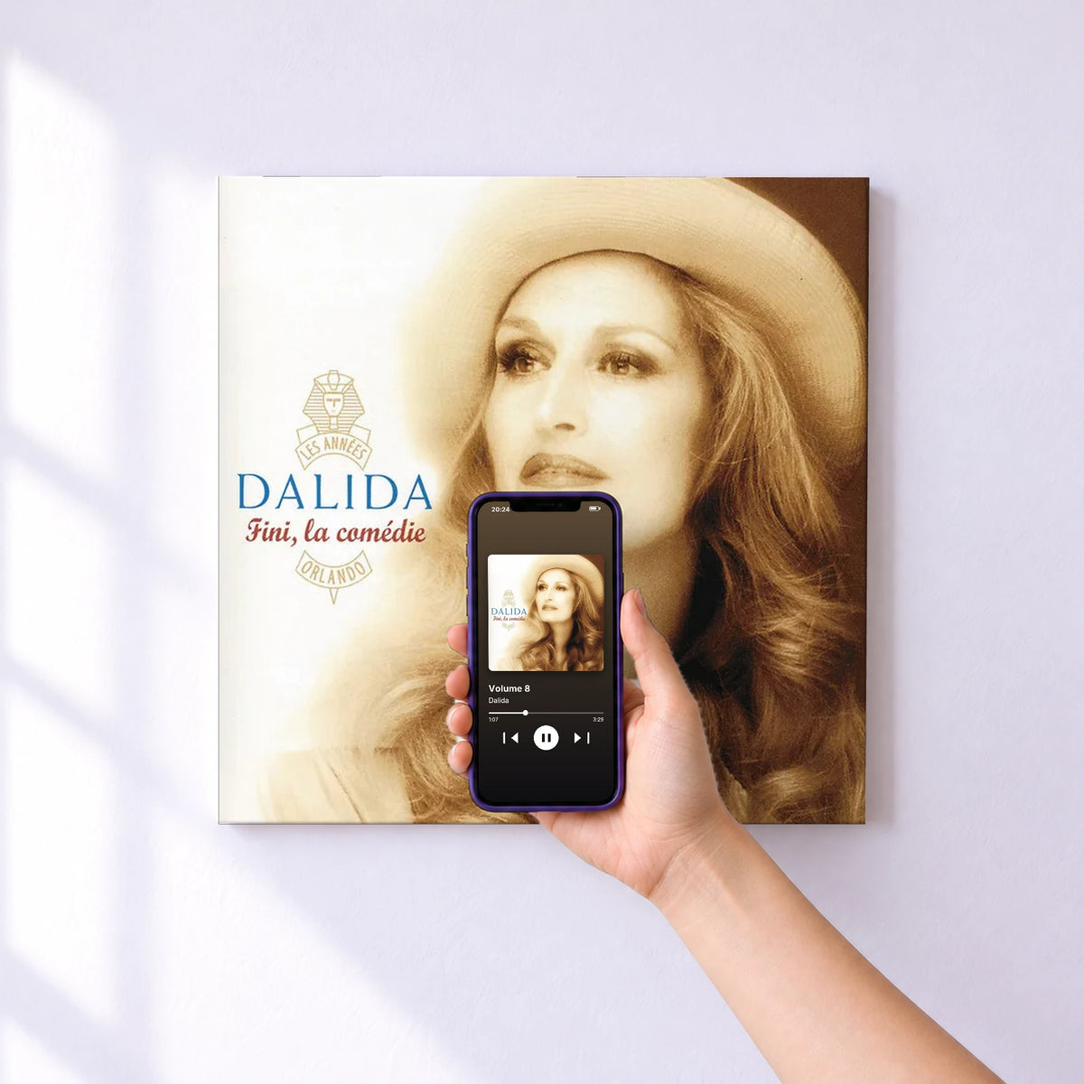 Affiche connectée Volume 8 de Dalida au mur : l'album se lance en approchant le téléphone