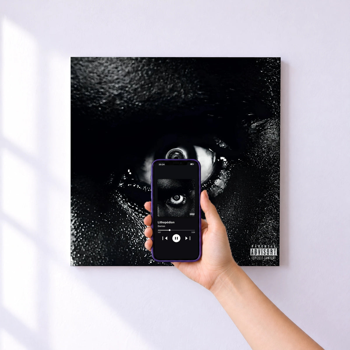 Affiche connectée Lithopédion de Damso au mur : l'album se lance en approchant le téléphone